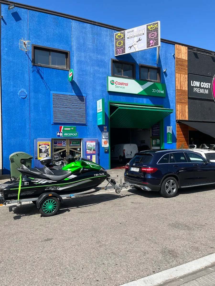 Façana del taller amb el rètol Castrol Service
