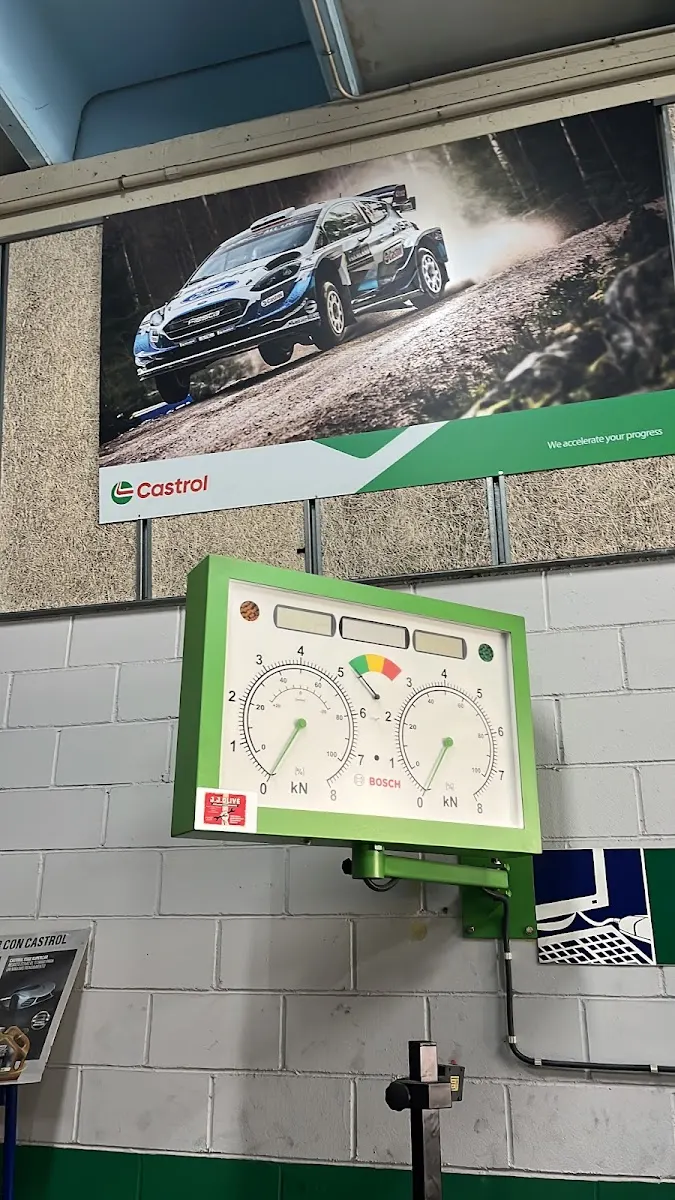 Interior del taller amb equip de diagnosi Bosch